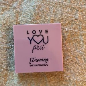 Purple eyeshadow duo